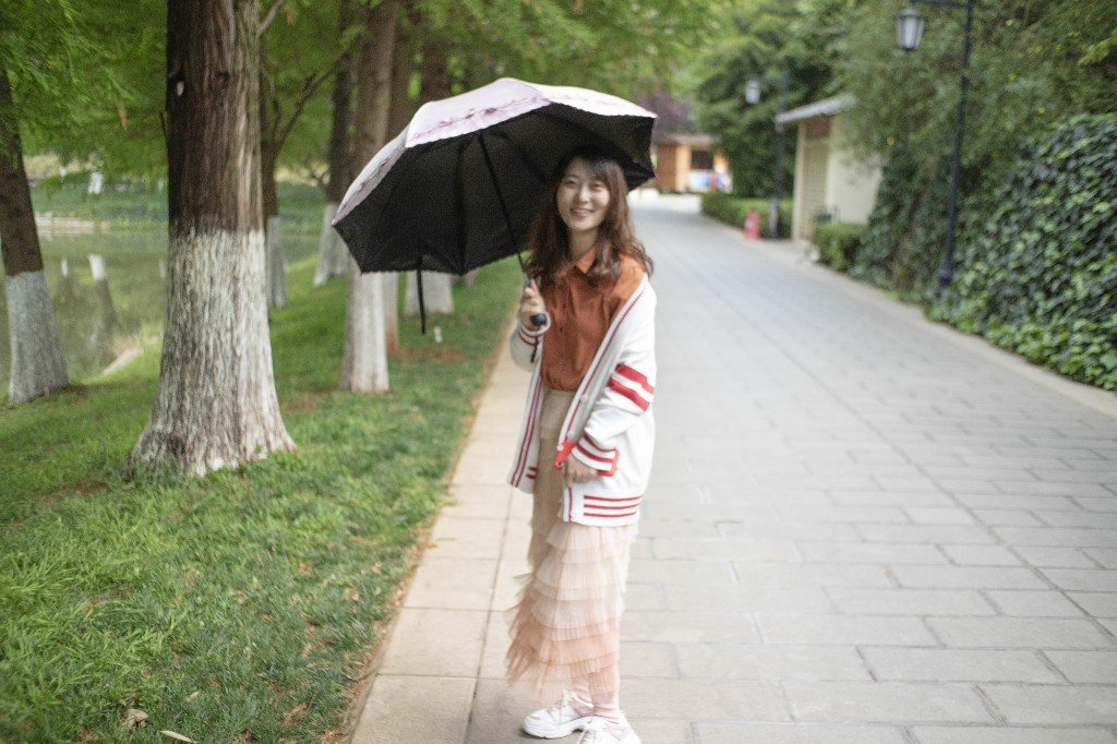 昆明-民族村-撑伞的小女孩