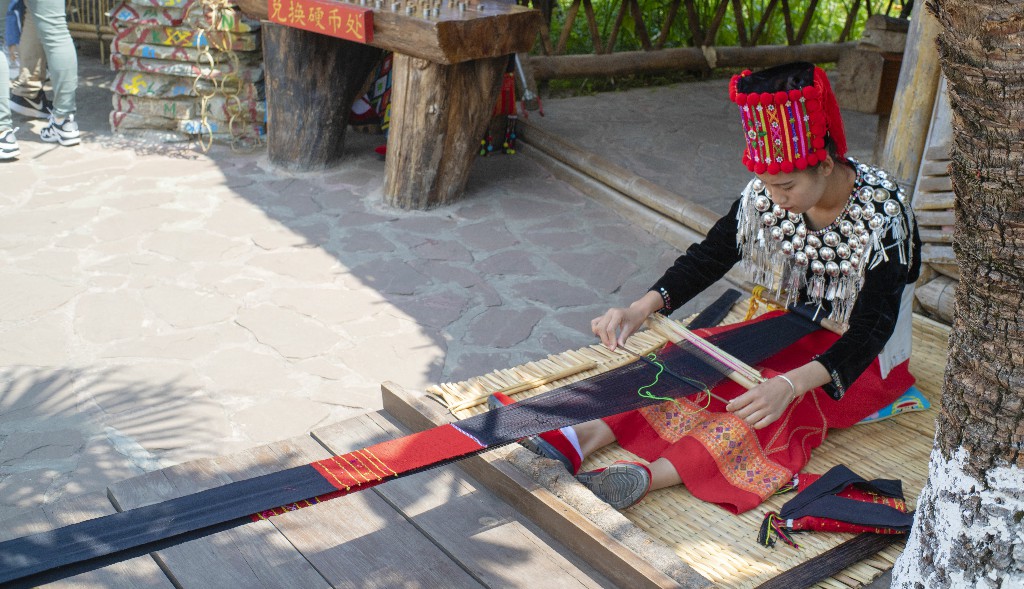 昆明-民族村-织布的女孩